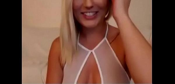  Blonde fille poings son cul sur webcam